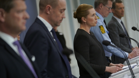 Alle offentligt ansatte, der ikke varetager kritiske funktioner, sendes hjem fredag. Det siger statsminister Mette Frederiksen (S) på et pressemøde onsdag aften. (Foto: Martin Sylvest/Ritzau Scanpix)