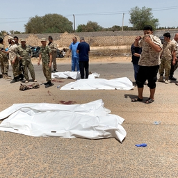 FILE PHOTO: Fighters loyal to Libya's internationally recognised government gather near covered bodies after regaining control over the city, in Tripoli, Libya, June 4, 2020. (Foto: Staff/Reuters/Ritzau Scanpix)