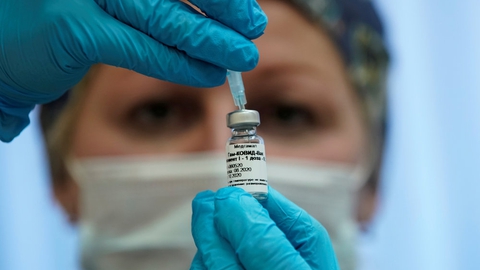 En sygeplejerske forbereder Ruslands Sputnik V-vaccine mod covid-19. Vaccinen sendes nu til Hviderusland, hvor den skal testes klinisk. Det er første gang, at dette sker i et andet land end Rusland.