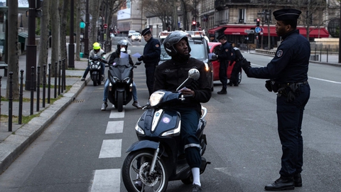 Fransk politi stoppede lørdag trafikanter i Paris, hvor der - som i resten af landet - blev indført udgangsforbud tidligere på ugen i et forsøg på at bremse coronasmitten. Titusinder af politifolk er i gaderne, hvor de udsteder bøder på 135 euro (1000 kroner) til enhver, der ikke har en gyldig grund til at være ude.