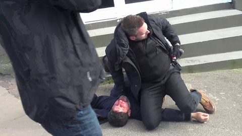 Her ses den ældre overfaldsmand efter at politiet fik ham under kontrol. (Foto: Screenshot fra Rasmus Paludans YouTube-kanal)