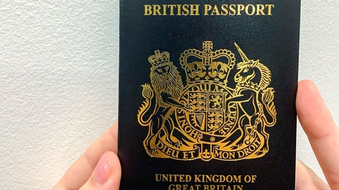 Når briter fremover rejser rundt i verden vil det være med et blåt pas i stedet for det nuværende rødbedefarvede.