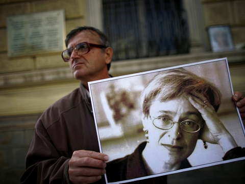 En demonstrant i Bulgarien med et foto af den dræbte russiske journalist Anna Politkovskaja, hvis arvtager på avisen Novaja Gazeta er blevet angrebet af 15 personer i Tjetjenien. (Arkivfoto).