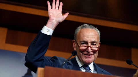 Den demokratiske mindretalsleder i Senatet, Chuck Schumer mener, at ny afsløring i rigsretssag kan blive problematisk for Donald Trump. (Foto: Olivier Douliery/AFP/Ritzau Scanpix)