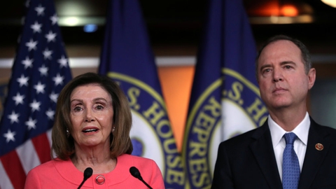 Demokraten Adam Schiff skal stå i spidsen for en gruppe på syv demokrater, som skal lede rigsretssagen mod præsident Donald Trump. Adam Schiff ses her sammen med den demokratiske formand for Repræsentanternes Hus, Nancy Pelosi.