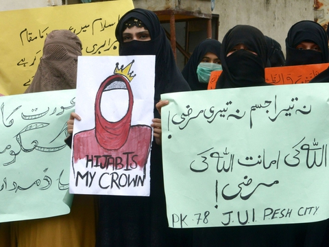 Det er ikke selve tørklædet der betyder noget, men derimod​ betyder det noget hvad tørklædet symboliserer, skriver Michael Andersen. Billedet her er fra Pakistan, hvor demonstranter klædt i forskellig muslimsk påklædning i anledning af Kvindernes Kampdag gik på gaden. (Foto: Abdul Majeed/AFP/Ritzau Scanpix)