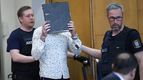 Den tiltalte jihadist, der kun er identificeret som Taha al-J., skjulte sit ansigt i retssalen fredag den 24. april, da retssagen mod ham tog sin begyndelse. (Foto: Arne Dedert/AFP/Ritzau Scanpix)