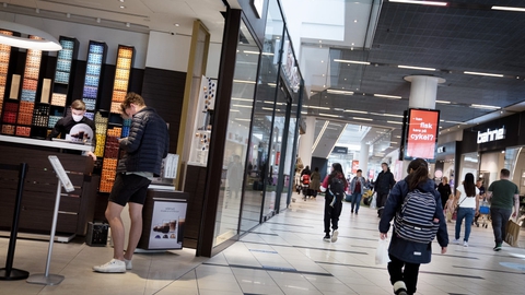 Det kan sætte yderligere gang i forbruget, hvis de sidste ugers indefrosne feriepenge udbetales, vurderer økonom. (Arkivfoto)