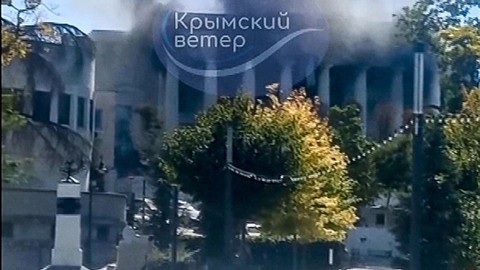 Et billede taget fra en video viser Ruslands sortehavsflådes hovedkvarter i byen Sevastopol på Krim, der fredag kom under angreb.