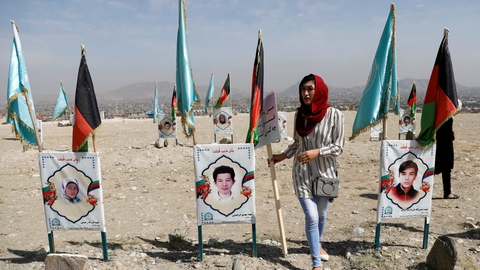 Mens volden eskalerer mange steder i Afghanistan siger den særligt udsendte amerikanske fredsmægler Zalmay Khalilzad, at Taliban ikke er indstillet på en permanent våbenhvile nu. Civilebefolkningen betaler en  høj pris for volden. På billedet sørger en  kvinde over ofre for et selvmordsangreb på en skole for to år siden.