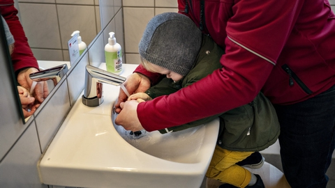 Regeringen har besluttet at lukke stort set alt ned, herunder at sende de yngste børn i skolerne og SFO’erne hjem. Bupl undrer sig over, at daginstitutionerne fortsat skal holde åbent. (Arkivfoto)
