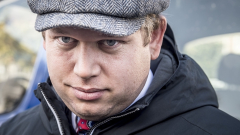 En 27-årig kvinde skal udføre 40 timers samfundstjeneste, efter at hun under en Stram Kurs-demonstration kastede en blanding af eddike og æg på Rasmus Paludan og en anden demonstrant. (Arkivfoto).