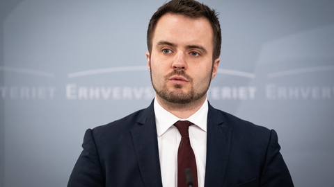 Erhvervsminister Simon Kollerup (S) er sammen med et bredt udsnit af Folketingets partier er blevet enig om en aftale, der blandt andet begrænser den årlige rente i procent på kviklån. (Arkivfoto).