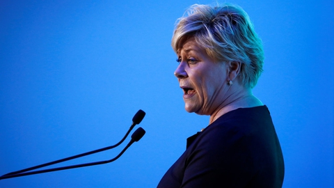Siv Jensen (foto), der er leder af Fremskrittspartiet og finansminister i den norske regering, var modstander af regeringens beslutning om at hente 29-årig norsk-pakistansk kvinde hjem fra Syrien. Fredag aften blev kvinden som  forventet anholdt, da hun ankom til lufthavnen Gardermoen i Oslo.