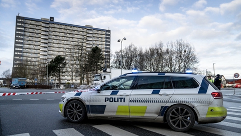 Københavns Vestegns Politi var fredag morgen talstærkt til stede på Nykær i Brøndby efter meldinger om skud.