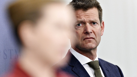 Direktør i Sundhedsstyrelsen Søren Brostrøm ser på statsminister Mette Frederiksen (S) under pressemøde i Spejlsalen i Statsministeriet om COVID-19 tirsdag den 12. maj 2020. (Foto: Philip Davali/Ritzau Scanpix)