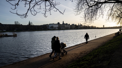 Fra 2015 til 2018 er der sket en lille stigning på 2,6 dage i den orlov, som fædre i gennemsnit tager, når et par får et barn. Men det er en langsom udvikling, siger professor. (Arkivfoto)