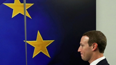 Facebook-chef Mark Zuckerberg har mandag været på besøg hos EU for at diskutere, hvordan man bedst kontrollerer indholdet på sociale medier.