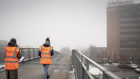 Folk fra Styrelsen For Patientsikkerhed går rundt omkring Ishøj Centret, onsdag den 17. februar 2021. Covid-19 smittetrykket er højt i Ishøj, i forhold til resten af landet. (Arkivfoto)