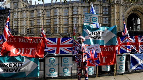 Nu bliver der ikke længere brug for de farverige manifestationer foran det britiske parlament. For onsdag er brexit-loven kommet i hus, og 31. januar skilles EU og Storbritannien. (Arkivfoto)