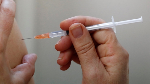 27. december blev det første stik med Pifzer/BioNTechs coronavaccine givet i Danmark. Ifølge norske myndigheder reduceres leveringerne nu. (Arkivfoto)