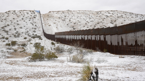 Her ses en del af grænsemuren mellem USA og Mexico efter en snestorm i Ciudad Juarez 5. februar.