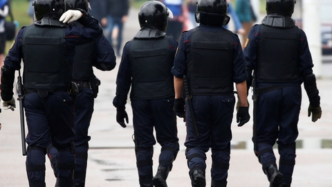 Hviderussisk politi er onsdag igen på plads i det centrale Minsk, hvor oppositionen fortsætter protesterne mod resultatet af valget den 9. august. Demonstranterne kræver, at valget går om. EU's 27 stats- og regeringschefer har på et møde onsdag meddelt, at de står på de fredelige demonstranters side.