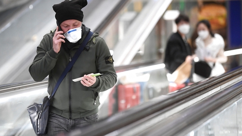 Coronavirusset har fået tag i Italien, hvor ansigtsmasker er ved at blive almindelige i gadebilledet. (Foto: Flavio Lo Scalzo/Reuters/Ritzau Scanpix)