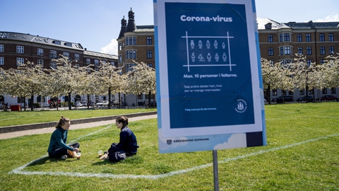 På grund af stigende coronasmittetal kan danskerne forvente flere restriktioner, varsler Socialdemokratiet. Det kan betyde øget mundbindsbrug, og at færre folk må forsamles, mener professor.(Arkivfoto)