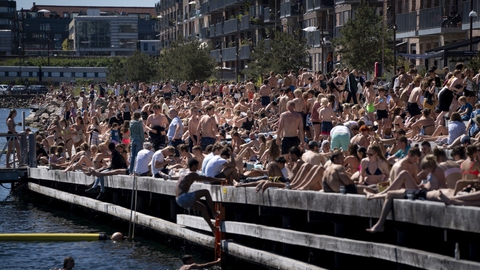 Bade- og solgæster nyder sommervejret ved Nordhavn mandag 1. juni.