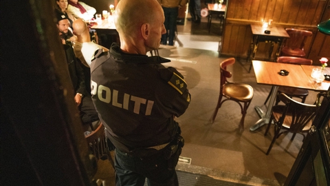 Indtil 1. oktober er der krav om mundbind for stående og gående gæster på restaurationer i 17 kommuner. (Arkivfoto)