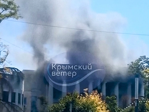 Røg stiger op fra hovedkvarteret for den russiske sortehavsflåde.