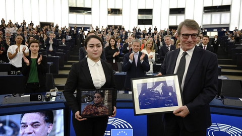 Formanden for Europa-Parlamentet, David-Maria Sassoli (th) onsdag med et bevis for Sakharovprisen i hånden. Ved siden af ham står Jewher Ilham, der er datter til dette års prismodtager - den i Kina fængslede uighurer Ilham Tohti. I hænderne bærer hun et billede af faderen.