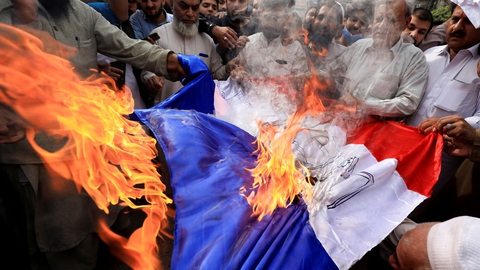  People chant slogans as they set fire to a Frances flag during a protest against the cartoon publications of Prophet Mohammad in France and comments by the French President Emmanuel Macron, in Peshawar, Pakistan October 28, 2020. (Foto: Fayaz Aziz/Reuters/Ritzau Scanpix)