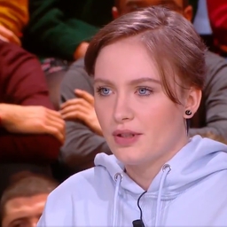Den 16-årige pige Mila har skabt stor debat i Frankrig og andre lande med sine udtalelser om islam. (Foto fra TV-programmet Quotidien)