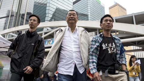 71-årige Jimmy Lai, der er entreprenør, milliardær og demokratiforkæmper, er blevet anholdt i Hongkong for sin deltagelse i en forbudt demonstration i august. Her ses han (i midten) med andre demokratiforkæmpere i Hongkong i 2014.