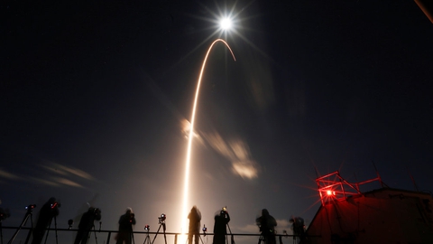 En amerikansk-europæisk rumsonde blev tidligt mandag sendt ud i rummet på en løfteraket fra Cape Canaveral i Florida. Den 1,8 ton tunge sonde eller satellit, "Solar Orbiter", som skal udforske Solen, blev opsendt i et samarbejde mellem Det Europæiske Rumfartsagentur, ESA, og den amerikanske rumfartsadministration Nasa.