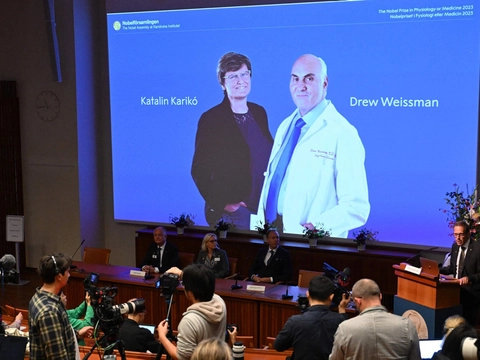 Ungarske Katalin Karikó og amerikanske Drew Weissman er mandag blevet tildelt Nobelprisen i medicin eller fysiologi.
