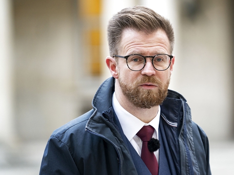 Den socialdemokratiske transportminister Benny Engelbrecht vil indføre et forbud mod salg af benzin- og dieselbiler. (Foto: Ida Guldbæk Arentsen/Ritzau Scanpix)