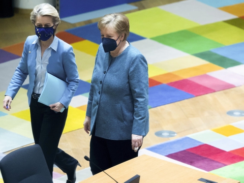 1,046 milliarder doser fra fire leverandører ventes leveret til EU, hvilket er nok til at vaccinere EU's befolkning på omkring 445 millioner borgere.  Det viser dokument, som EU's stats- og regeringschefer har set på tirsdag.