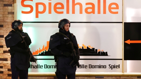 Politi i nærheden af gerningsstedet i den tyske by Hanau. (Foto: Kai Pfaffenbach/Reuters/Ritzau Scanpix)