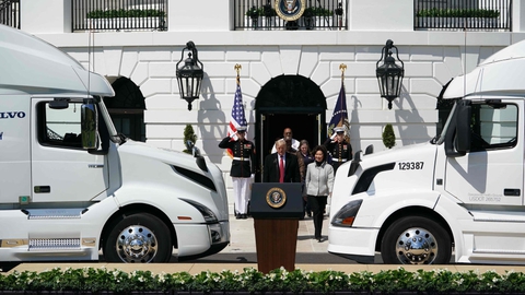 Forud for den varslede pressekonference, hvor præsident Donald Trump angiveligt vil fremlægge sine retningslinjer for genåbning af USA's økonomi, var han torsdag vært for en fejring af Americas Truckers på plænen ved Det Hvide Hus.