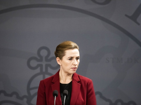 I går har præsenterede regeringen endnu en såkaldt hjælpepakke til trængte virksomheder. Tilsyneladende er der ingen, der egentlig gør sig den ulejlighed at kigge ind under facaden, og regne lidt på tallene, skriver Claus Toksvig i en kommentar. (Foto: Olafur Steinar Gestsson/Ritzau Scanpix)