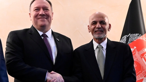 USA's udenrigsminister, Mike Pompeo (tv.) udveksler håndtryk med Afghanistans præsident,  Ashraf Ghani (th.) efter at de to mænd drøftede mulighedne for en ny fredelig udvikling i landet i sidste weekende ved en sikkerhedskonference i München.
