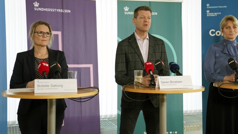 Søren Brostrøm (i midten), direktør i Sundhedsstyrelsen, siger, at man fortsætter den såkaldte inddæmningsstrategi. Den går ud på at opspore personer, der har været i kontakt med smittede og mindske spredningen mest muligt.