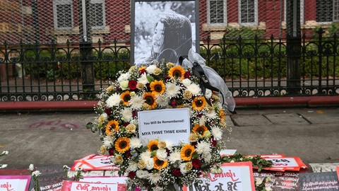 Demonstranter i Myanmars største by, Yangon, lagde torsdag blomster til ære for den unge kvinde, der 9. februar blev skudt i hovedstaden Naypyitaw.