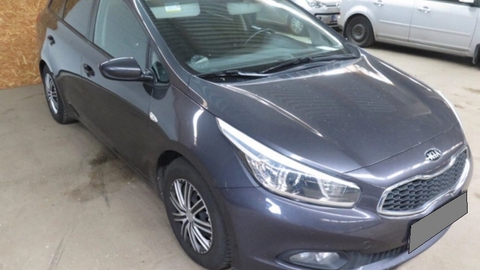 Politiet er interesseret i at høre fra vidner, som har set denne Kia Ceed på en parkeringsplads i Kikhøjparken i Holbæk den 28. april i fjor og dagen op til. Den dag blev en 18-årig mand dræbt af skud i det nærliggende Ladegårdsparken.