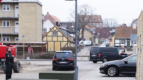 En eskorte af biler med tonede ruder forlod tirsdag eftermiddag Retten i Holbæk, hvor seks personer fik forlænget varetægtsfængslingen af dem i tre uger. De er sigtet i en sag, der handler om terror. Den præcise sigtelse er dog ikke oplyst.