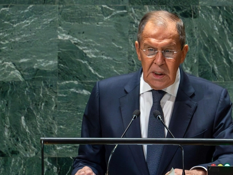 Ruslands udenrigsminister, Sergej Lavrov, på talerstolen i FN lørdag. Den russiske præsident, Vladimir Putin, er ikke i New York. En sigtelse for krigsforbrydelser fra Den Internationale Straffedomstol (ICC) betyder, at Putin vil blive anholdt, hvis han rejser til USA eller en lang række andre lande.