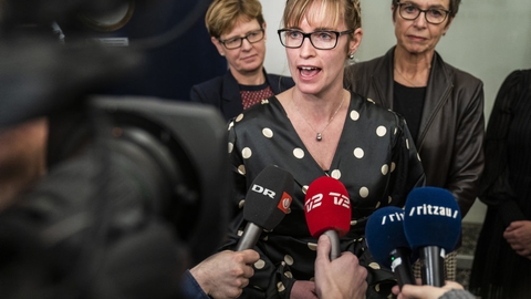 Danske Regioner, her formand Stephanie Lose (V) i midten, har indgået en aftale med regeringen, der har som målsætning at skaffe 1000 flere sygeplejersker næste år.